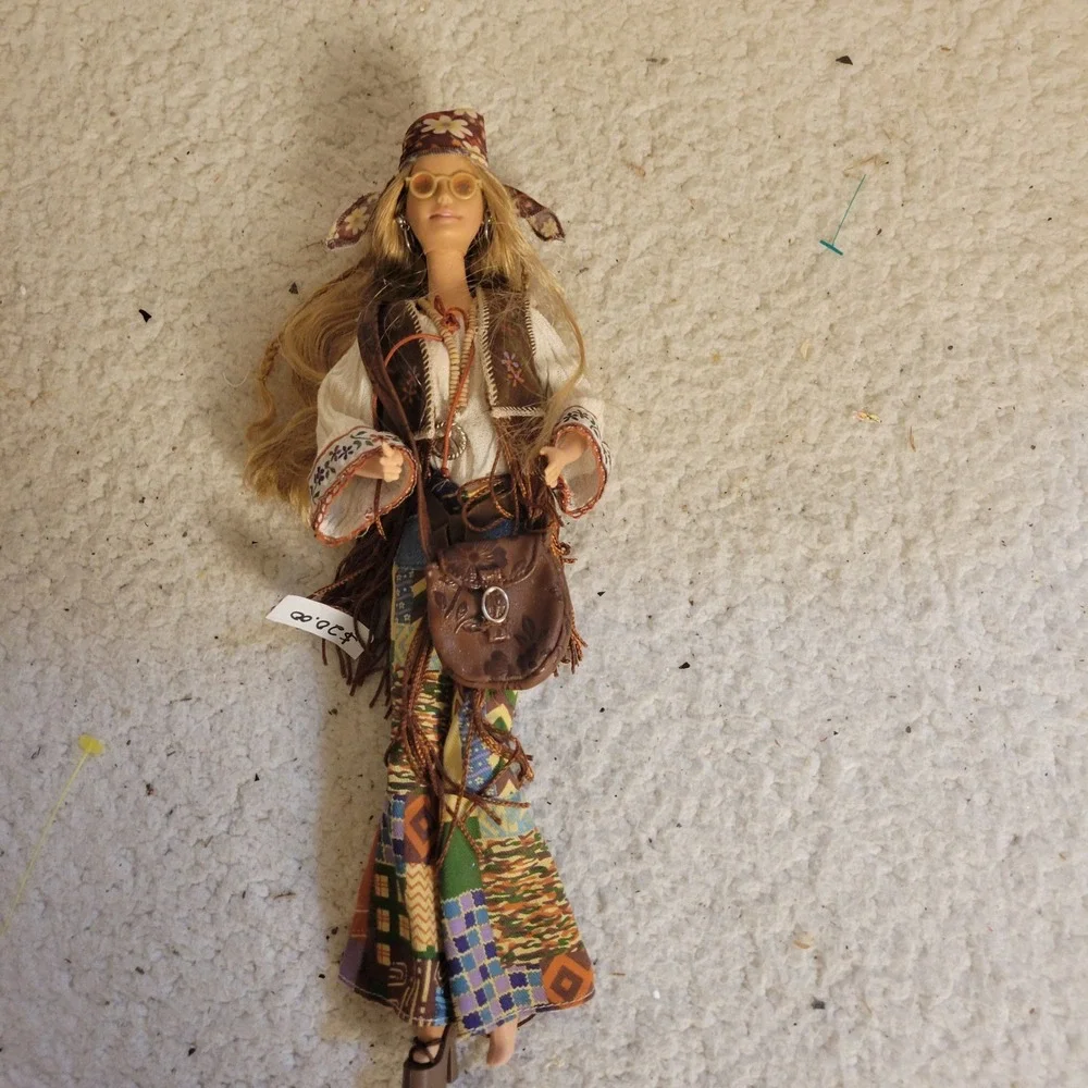 2000 Peace Love 70s Barbie #27677 Collector Doll Outfit Purse Sunglasses Loose